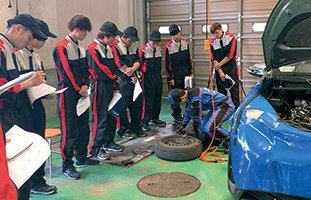 <h6>高知県下の高校や専門学校で授業開催</h6></br>
                                    自動運転やEVなど日本の最先端技術が結晶化したクルマ。身近にありながら、そのテクノロジーは遠く感じられてしまうものです。高校の授業の一環として最新のクルマを持ち込み、エンジニアの志事を体感してもらっています。